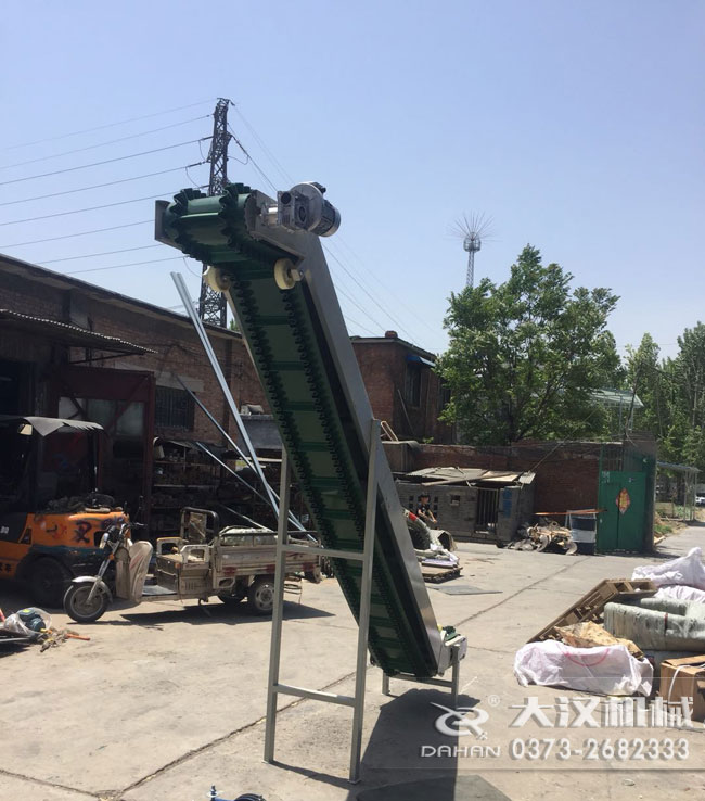 大傾角（jiǎo）皮帶輸送機